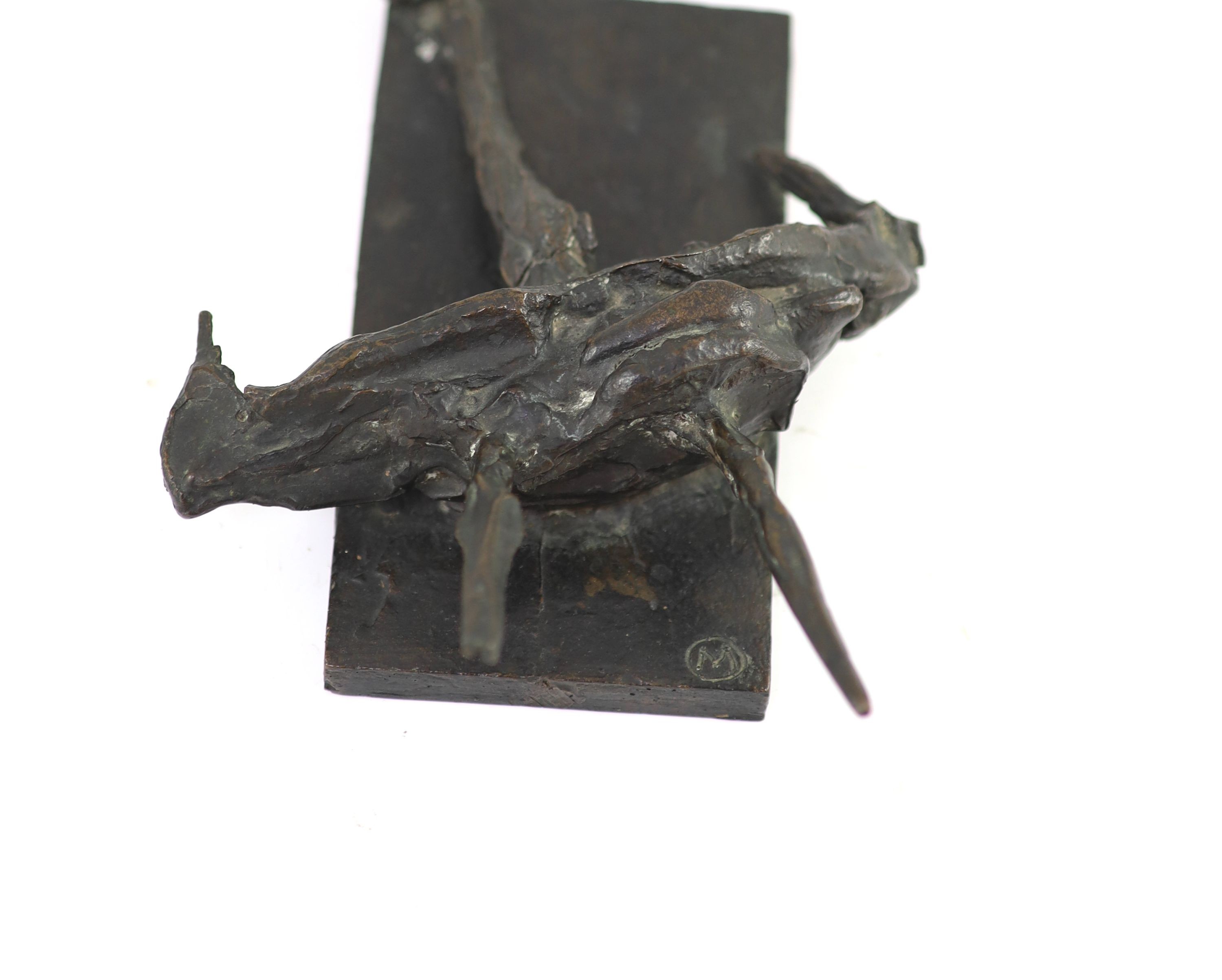 Bernard Meadows (1915-2005), Fallen Bird, bronze, H 8.5cm. L 23cm. D 16cm.